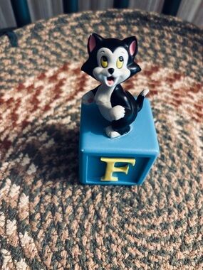 Grolier Disney Alphabet Yellow “F” Ceramic Block With Figaro From Pinocchio